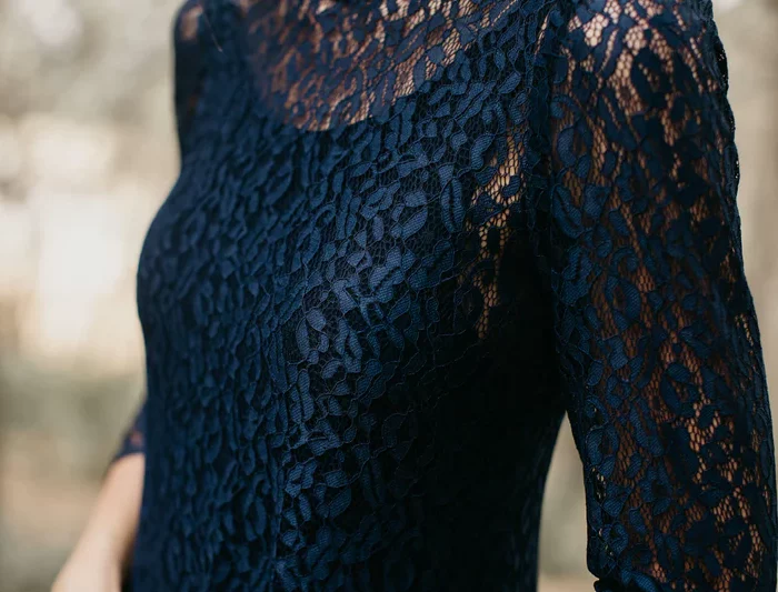 Robe de soirée longue en dentelle marine et dos décolleté