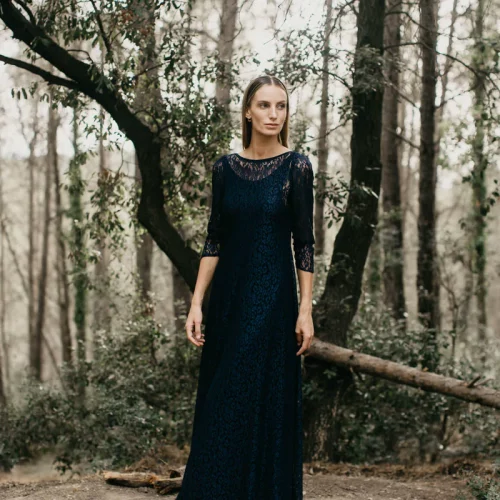 Robe de soirée longue en dentelle marine et dos décolleté