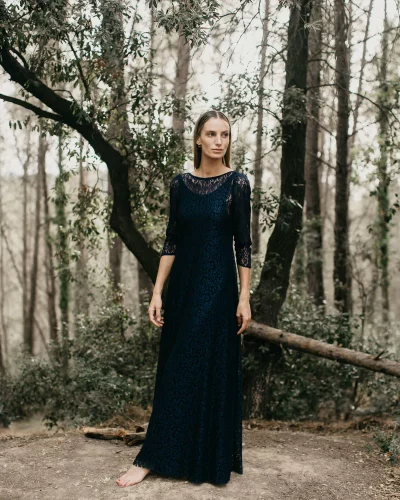 Robe de soirée longue en dentelle marine et dos décolleté