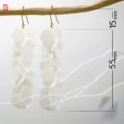 Boucles d&rsquo;oreilles pendantes fleurs de sakura color&eacute;es sur crochet dor&eacute;
