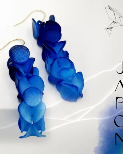 Boucles d&rsquo;oreilles pendantes fleurs de sakura colorées sur crochet doré