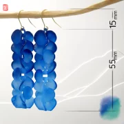 Boucles d&rsquo;oreilles pendantes fleurs de sakura color&eacute;es sur crochet dor&eacute;