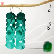 Boucles d&rsquo;oreilles pendantes fleurs de sakura color&eacute;es sur crochet dor&eacute;